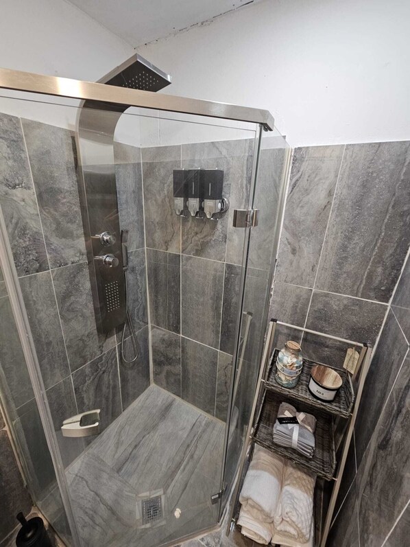 Toallas, jabón, papel de baño 