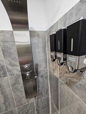 Toallas, jabón, papel de baño 