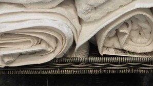 Une pile de serviettes blanches dans un panier.