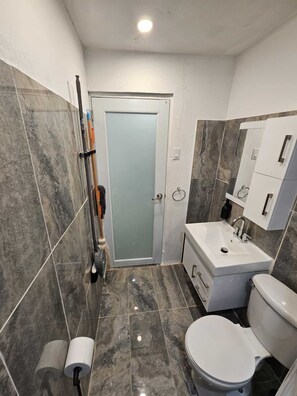 Toallas, jabón, papel de baño 