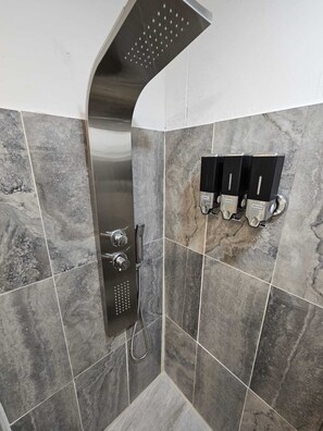 Toallas, jabón, papel de baño 