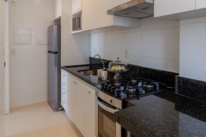 Kühlschrank, Mikrowelle, Wasserkocher mit Kaffee-/Teezubehör