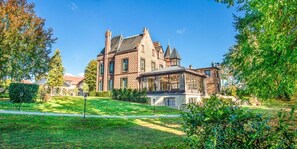 A large, historic building with a symmetrical facade, multiple chimneys, and a prominent central tower. - Verneuil la douce (Verneuil d'Avre et d'Iton)