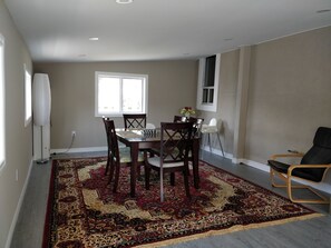 Dining - Quaint n' Cute Bungalow! 2 Blocks to Clifton Hill! (Niagara Falls)