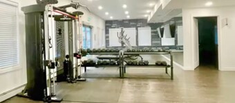 New Modern Condo w/ FREE Parking & 24/7 Gym Access
