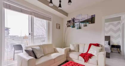 New Modern Condo w/ FREE Parking & 24/7 Gym Access