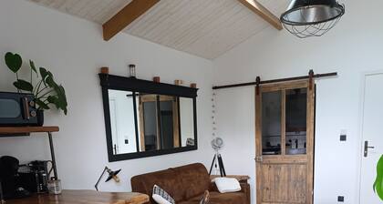 Studio in the heart of the village, close to amenities and footpaths.
