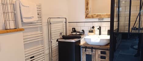 Regadera, secadora de cabello, toallas, papel de baño