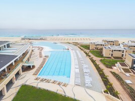 4 piscinas al aire libre, sombrillas, sillones reclinables de piscina