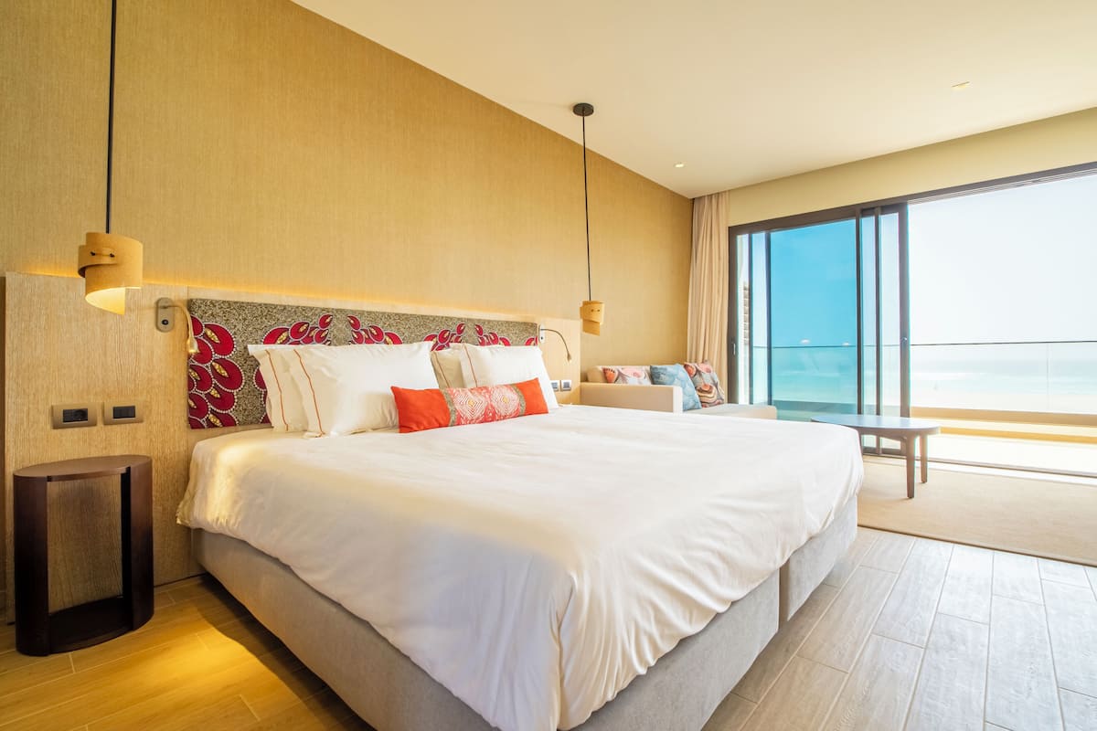 Minibar, brankas, setrika/meja setrika, dan Wi-Fi gratis