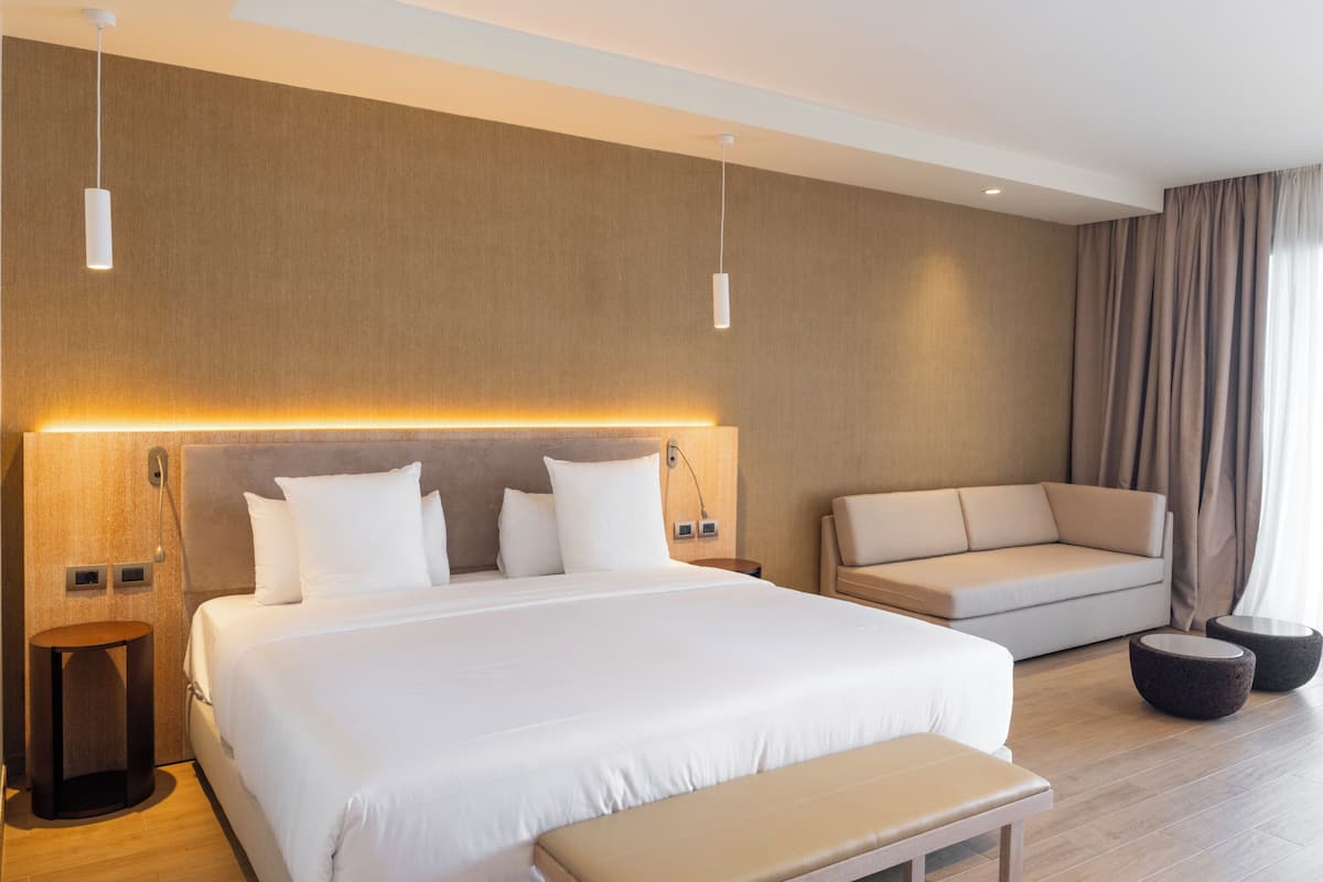 Minibar, brankas, setrika/meja setrika, dan Wi-Fi gratis