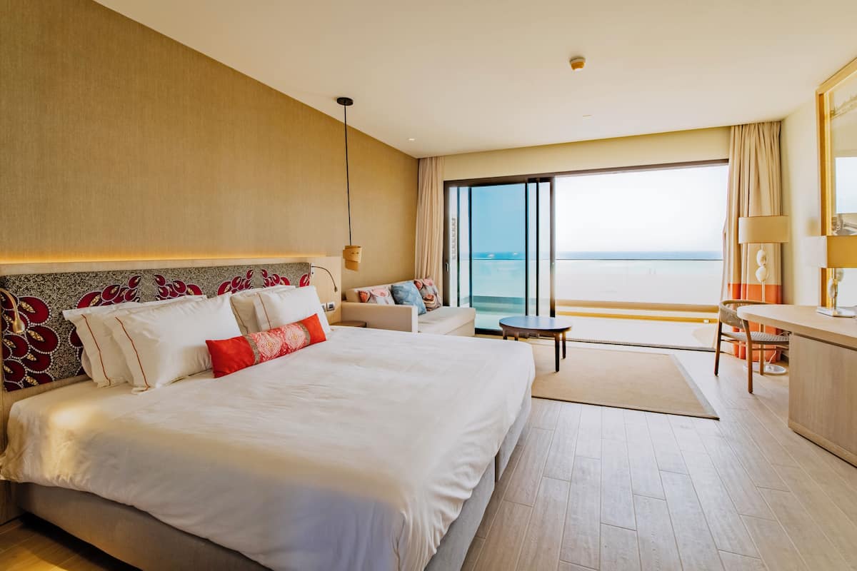 Minibar, brankas, setrika/meja setrika, dan Wi-Fi gratis