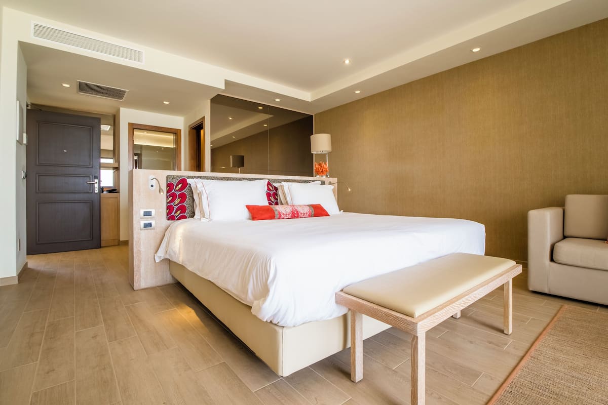 Minibar, brankas, setrika/meja setrika, dan Wi-Fi gratis