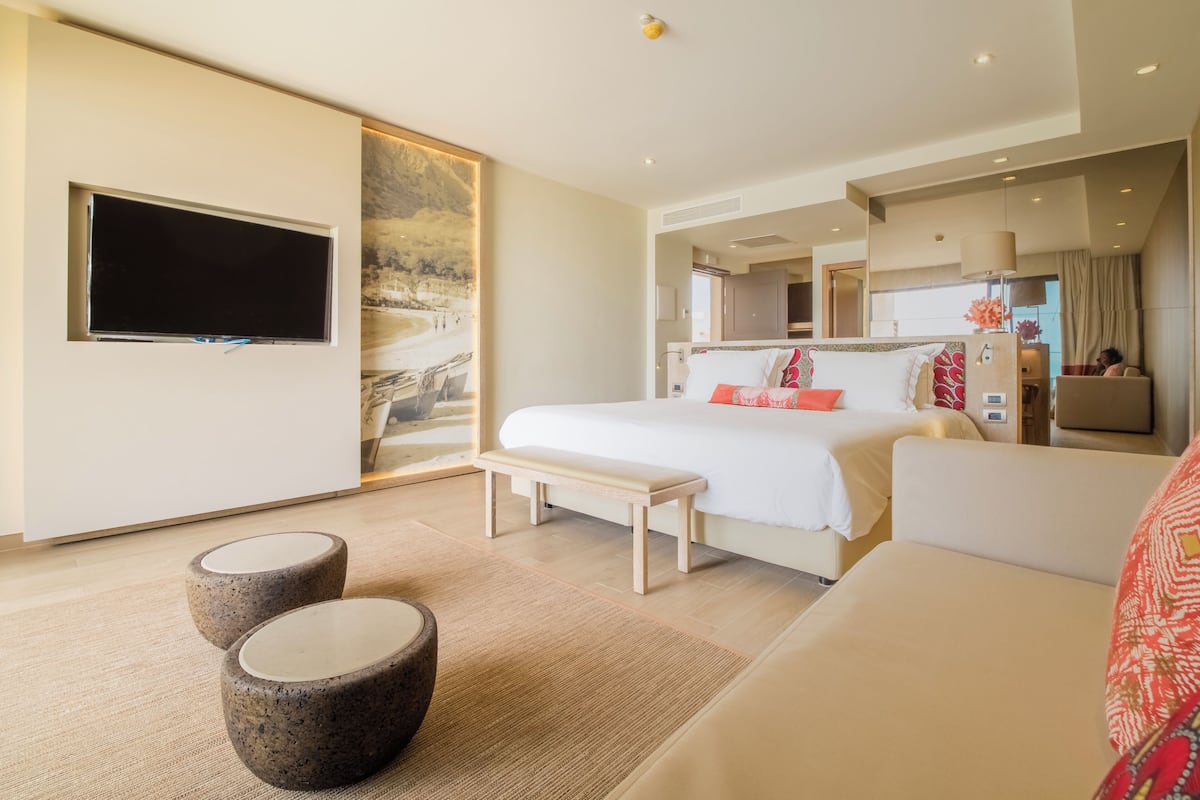 Minibar, brankas, setrika/meja setrika, dan Wi-Fi gratis