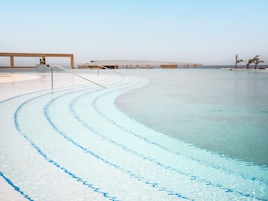 4 piscinas al aire libre, sombrillas, sillones reclinables de piscina
