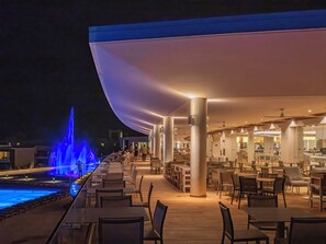 4 restaurantes; se sirve desayuno, almuerzo, cena y brunch