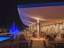 4 restaurantes; se sirve desayuno, almuerzo, cena y brunch