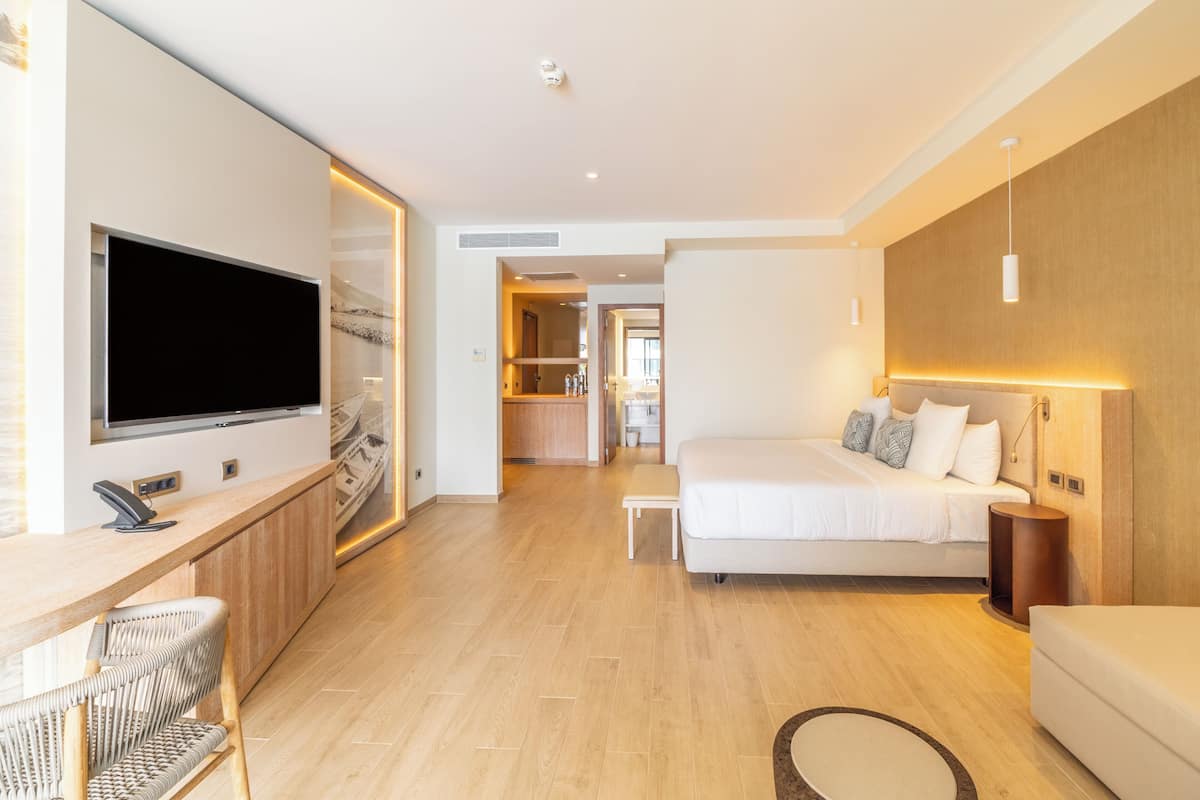 Minibar, brankas, setrika/meja setrika, dan Wi-Fi gratis