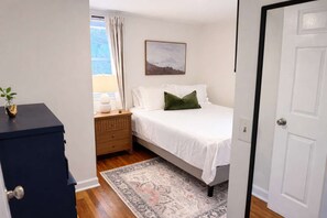 2 bedrooms, desk, iron/ironing board, travel crib - Charming Pet Friendly Ranch Style Family Home (Raleigh)