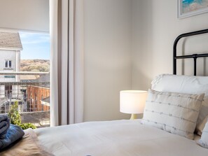 3 slaapkamers, een strijkplank/strijkijzer, gratis wifi, beddengoed