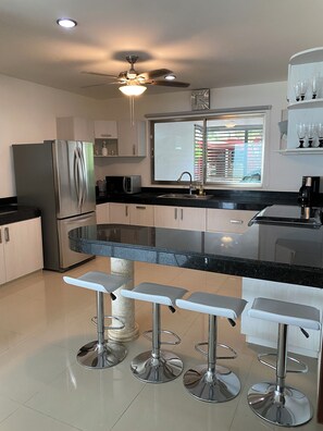 Microwave, oven, stovetop - Beautiful comfortable home with swimming pool (Mérida)