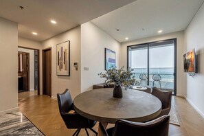 Deluxe Apartment, 2 Bedrooms, Balcony, City View | Dining
