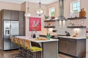 Fridge, microwave, oven, stovetop - Rooftop Hot Tub Skyline Views 5 Min to Broadway (Nashville)