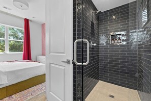 Dusche, Haartrockner, Shampoo