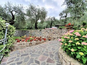 Property grounds - Cozy apartment 5 minutes from the beach with private parking (Brenzone sul Garda)