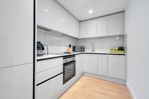 Private kitchen - Brand-New Luxury Flat in London | Close to Train (London)