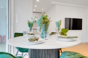 Dining - Brand-New Luxury Flat in London | Close to Train (London)