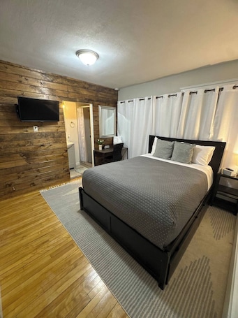 1 bedroom, iron/ironing board, free WiFi, bed sheets. Private Suite w/ Bath & Free Parking