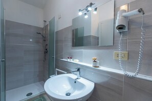 Douche, sèche-cheveux, bidet, savon