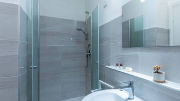 Doccia, asciugacapelli, bidet, sapone
