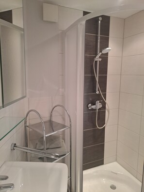 Shower, hair dryer, towels - Bergmann Suite at Ferienhaus Bergblick (Marienberg)