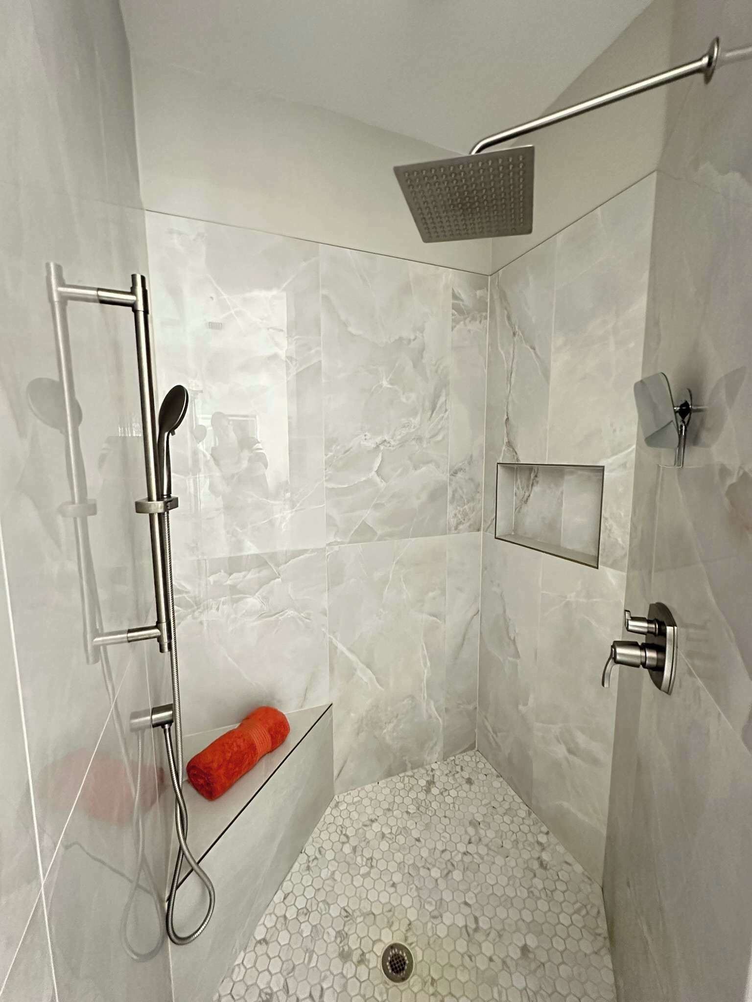 Douche, sèche-cheveux, serviettes fournies