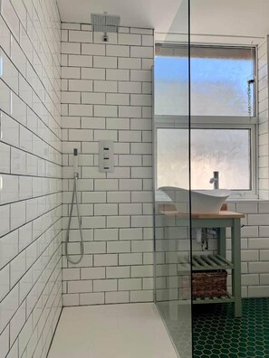 Hair dryer, towels, soap, toilet paper - Chy Leerah (Newlyn)