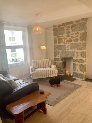Smart TV, books - Chy Leerah (Newlyn)