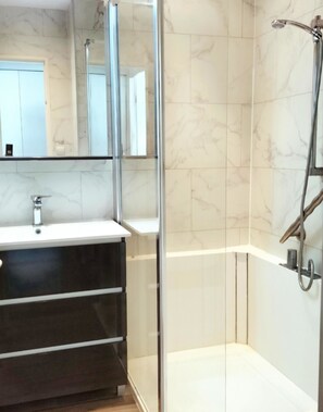 Dusche, Haartrockner, Handtücher