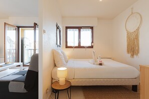 1 dormitorio, tabla de planchar con plancha, ropa de cama