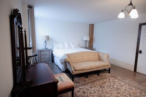 Room - Barnswallow Suite, King Bed, Blue Ridge Barn (Lexington)