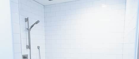 Regadera, toallas, jabón, papel de baño