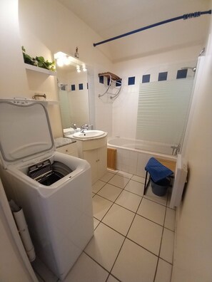 Shower, hair dryer, towels - Le cottage d'Honfleur, apartment with parking! (Honfleur)