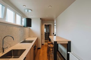 Apartment | Eigene Küche | Mikrowelle, Ofen, Geschirrspüler, Wasserkocher mit Kaffee-/Teezubehör