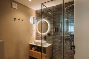 Apartment | Badezimmer | Haartrockner, Handtücher, Seife, Shampoo