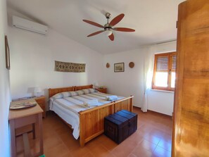 2 bedrooms, free WiFi, bed sheets - Cozy apartment 50mt from the beach. Private garden with parking. (Lu Bagnu)