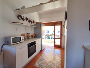 Fridge, microwave, oven, stovetop - Cozy apartment 50mt from the beach. Private garden with parking. (Lu Bagnu)