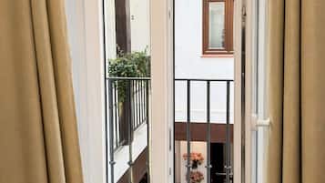 Comfort Studio, 1 Queen Bed, Non Smoking, Courtyard View | Interior