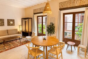 Apartamento clássico, 1 quarto, para não fumantes, sacada | Área de estar