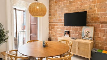 Classic Apartment, 1 Bedroom, Non Smoking | Dining